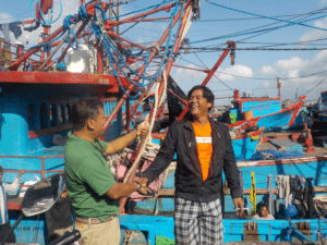 Indonesian train-the-trainer scientist Anung Widodo (left) with skipper (right) during port visit at Benoa (Indonesia), 2016