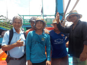 Scientist (left) with fishers from small-scale tuna vessels in Quy Nhon (Vietnam), 2016 