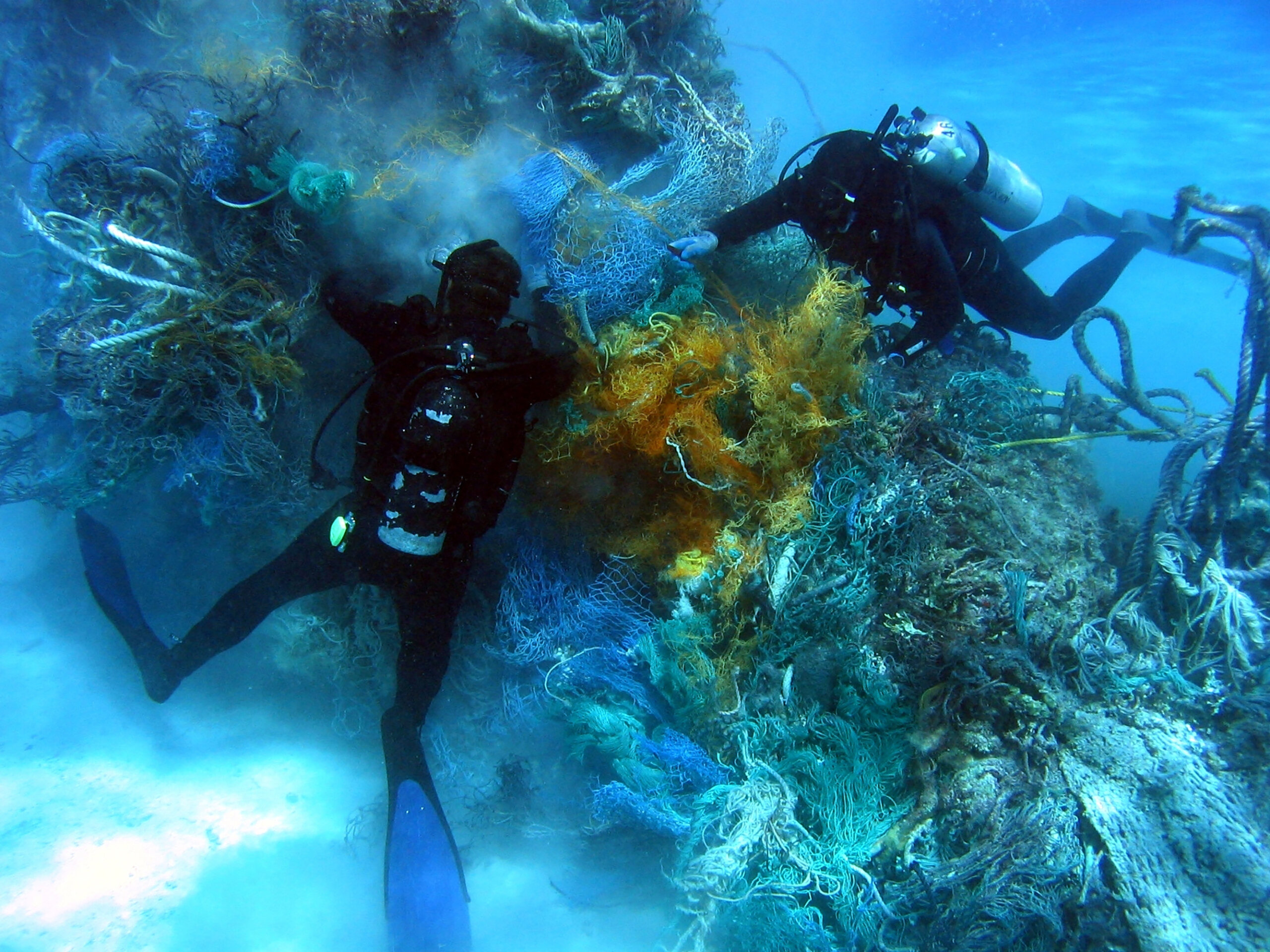 Scuba divers untangle FAD remnants in the ocean